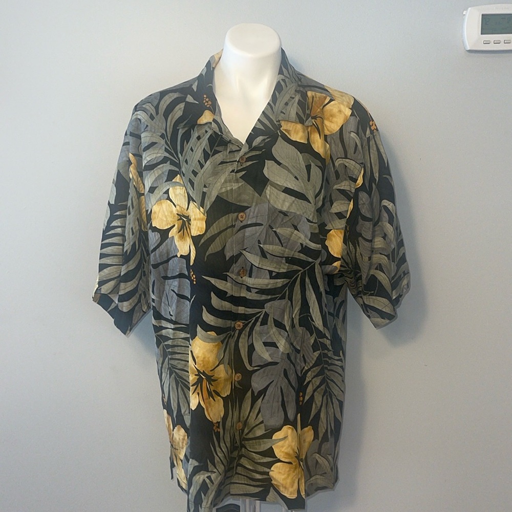 Tommy Bahama 100% silk floral tropical large button down short sleeve shirt